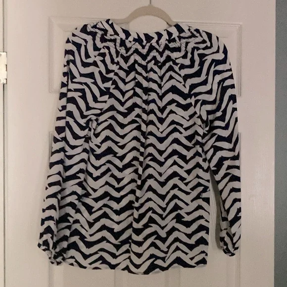 Lilly Pulitzer Elsa Blouse. Sz XS Blue / White Silk Blouse. Excellent Condition - Picture 2 of 3